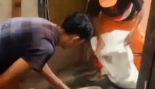 Sejumlah PPSU berjibaku membangun rumah warga yang tidak layak huni (Foto.IG Kelurahan Kapuk)