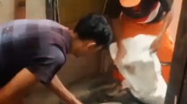 Sejumlah PPSU berjibaku membangun rumah warga yang tidak layak huni (Foto.IG Kelurahan Kapuk)