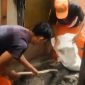 Sejumlah PPSU berjibaku membangun rumah warga yang tidak layak huni (Foto.IG Kelurahan Kapuk)