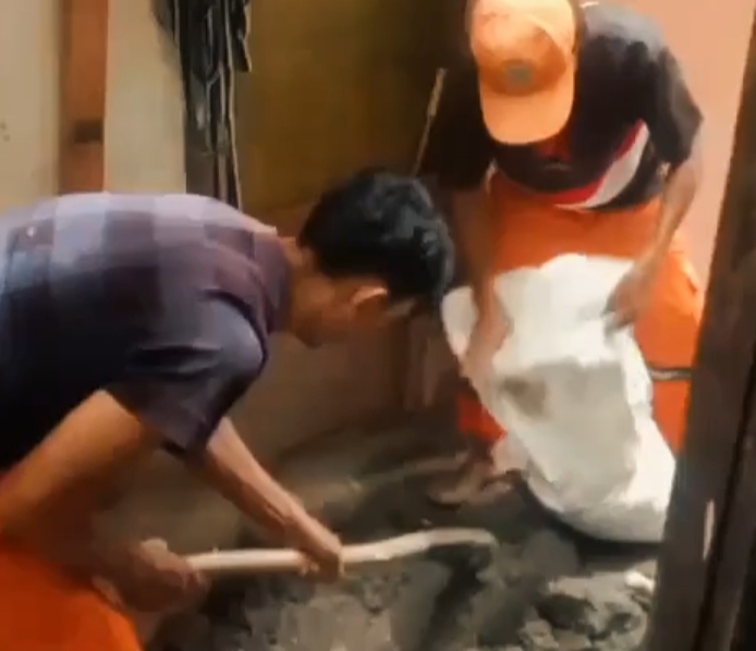 Sejumlah PPSU berjibaku membangun rumah warga yang tidak layak huni (Foto.IG Kelurahan Kapuk)