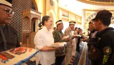 Masjid Al-Ikhlas Pantai Indah Kapuk (PIK) membagikan bantuan beras kepada 466 pengemudi ojek online (ojol) wilayah BGM, GI, dan RWI, Jumat (25/9/2026).