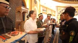 Masjid Al-Ikhlas Pantai Indah Kapuk (PIK) membagikan bantuan beras kepada 466 pengemudi ojek online (ojol) wilayah BGM, GI, dan RWI, Jumat (25/9/2026).