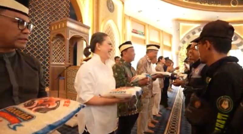 Masjid Al-Ikhlas Pantai Indah Kapuk (PIK) membagikan bantuan beras kepada 466 pengemudi ojek online (ojol) wilayah BGM, GI, dan RWI, Jumat (25/9/2026).