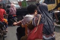 Sejumlah pengendara menduga kepadatan tersebut berkaitan dengan banyaknya kendaraan yang mengantre untuk mendapatkan BBM bersubsidi. Kondisi itu disebut bukan kali pertama terjadi dan dinilai mengganggu kelancaran arus lalu lintas di sekitar SPBU.