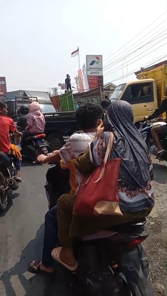 Sejumlah pengendara menduga kepadatan tersebut berkaitan dengan banyaknya kendaraan yang mengantre untuk mendapatkan BBM bersubsidi. Kondisi itu disebut bukan kali pertama terjadi dan dinilai mengganggu kelancaran arus lalu lintas di sekitar SPBU.