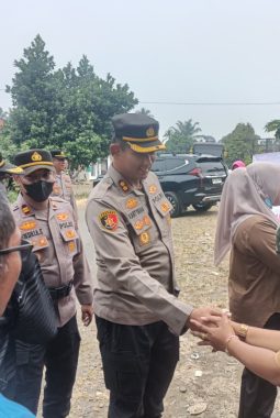Polres Dharmasraya Salurkan 7.000 Liter Air Bersih untuk Warga Terdampak Kekeringan