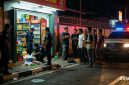 Petugas bersama warga saat berada di sekitar toko yang diduga menjual minuman keras di Jalan Husen Sastranegara, kawasan perbatasan Kalideres dan Benda, Kota Tangerang. Warga berharap penertiban dan penanganan terhadap aktivitas tersebut dilakukan sesuai ketentuan yang berlaku.