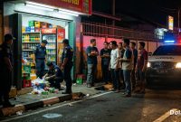 Petugas bersama warga saat berada di sekitar toko yang diduga menjual minuman keras di Jalan Husen Sastranegara, kawasan perbatasan Kalideres dan Benda, Kota Tangerang. Warga berharap penertiban dan penanganan terhadap aktivitas tersebut dilakukan sesuai ketentuan yang berlaku.