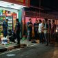Petugas bersama warga saat berada di sekitar toko yang diduga menjual minuman keras di Jalan Husen Sastranegara, kawasan perbatasan Kalideres dan Benda, Kota Tangerang. Warga berharap penertiban dan penanganan terhadap aktivitas tersebut dilakukan sesuai ketentuan yang berlaku.