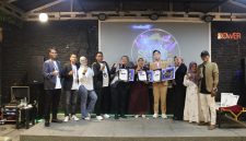 Enam finalis Grand Final Lomba Karaoke Saung Dower berfoto bersama usai malam puncak yang digelar di Saung Dower, Jalan Benteng Betawi, Poris Gaga Baru, Kecamatan Batuceper, Kota Tangerang, Sabtu (19/9/2026).