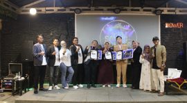 Enam finalis Grand Final Lomba Karaoke Saung Dower berfoto bersama usai malam puncak yang digelar di Saung Dower, Jalan Benteng Betawi, Poris Gaga Baru, Kecamatan Batuceper, Kota Tangerang, Sabtu (19/9/2026).