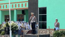 Sat Lantas Polres Pesisir Barat memberikan edukasi keselamatan dan tertib berlalu lintas kepada pelajar SMAN 1 Krui melalui program Police Goes to School, Senin (21/9/2026).