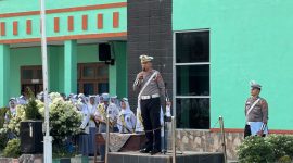 Sat Lantas Polres Pesisir Barat memberikan edukasi keselamatan dan tertib berlalu lintas kepada pelajar SMAN 1 Krui melalui program Police Goes to School, Senin (21/9/2026).