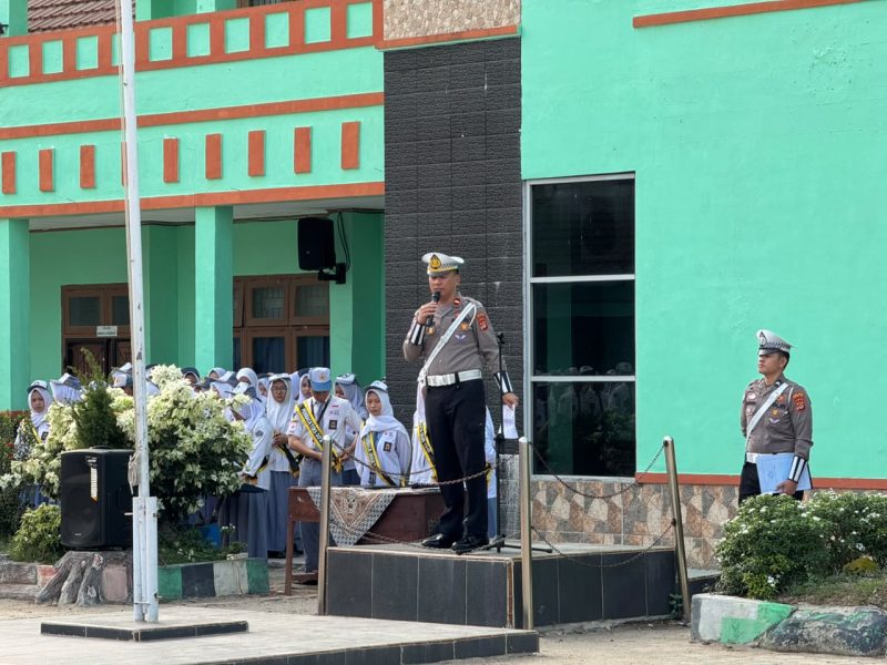 Sat Lantas Polres Pesisir Barat memberikan edukasi keselamatan dan tertib berlalu lintas kepada pelajar SMAN 1 Krui melalui program Police Goes to School, Senin (21/9/2026).