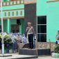 Sat Lantas Polres Pesisir Barat memberikan edukasi keselamatan dan tertib berlalu lintas kepada pelajar SMAN 1 Krui melalui program Police Goes to School, Senin (21/9/2026).