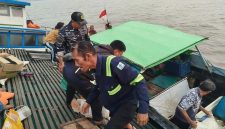 KLM Berkat Usaha mengalami kebocoran di perairan Muara Sungai Mentaya, Desa Ujung Pandaran, Kotawaringin Timur. Sebanyak 38 TKBM berhasil dievakuasi dalam kondisi selamat.