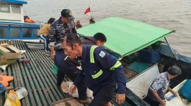 KLM Berkat Usaha mengalami kebocoran di perairan Muara Sungai Mentaya, Desa Ujung Pandaran, Kotawaringin Timur. Sebanyak 38 TKBM berhasil dievakuasi dalam kondisi selamat.