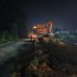 Aktivitas penggalian dalam pekerjaan pemasangan pipa gas pada Senin (28/9/2026) malam sekitar pukul 19.22 WIB, menyebabkan arus lalu lintas di lokasi pekerjaan mengalami gangguan.