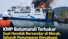 KMP Batumandi mengalami kebakaran saat hendak bersandar di Dermaga VI Pelabuhan Merak, Kota Cilegon, Banten, Selasa (20/10/2026) sore. Seluruh penumpang dan awak kapal dilaporkan berhasil dievakuasi.
