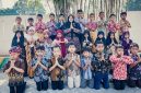 Para murid SDN Mangli 02 mengenakan pakaian batik dalam rangka memperingati Hari Batik Nasional. Kegiatan berlangsung dengan penuh antusias bersama para guru di lingkungan sekolah.