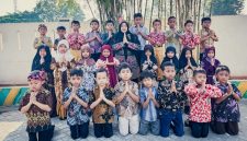 Para murid SDN Mangli 02 mengenakan pakaian batik dalam rangka memperingati Hari Batik Nasional. Kegiatan berlangsung dengan penuh antusias bersama para guru di lingkungan sekolah.