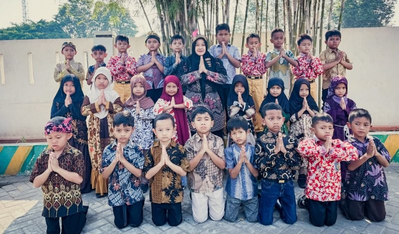 Para murid SDN Mangli 02 mengenakan pakaian batik dalam rangka memperingati Hari Batik Nasional. Kegiatan berlangsung dengan penuh antusias bersama para guru di lingkungan sekolah.