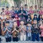Para murid SDN Mangli 02 mengenakan pakaian batik dalam rangka memperingati Hari Batik Nasional. Kegiatan berlangsung dengan penuh antusias bersama para guru di lingkungan sekolah.