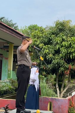 Kapolres Dharmasraya Jadi Pembina Upacara di SMPN 2 Sitiung, Ajak Siswa Jauhi Narkoba dan Judi Online.