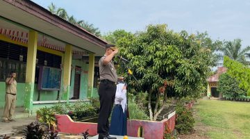 Kapolres Dharmasraya Jadi Pembina Upacara di SMPN 2 Sitiung, Ajak Siswa Jauhi Narkoba dan Judi Online.