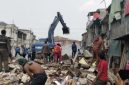 Sejumlah warga berburu besi bekas dari puing-puing bangunan yang dibongkar di bantaran Kali Apuran, RT 008/RW 012, Kelurahan Kapuk, Kecamatan Cengkareng, Jakarta Barat