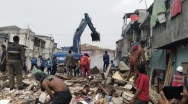 Sejumlah warga berburu besi bekas dari puing-puing bangunan yang dibongkar di bantaran Kali Apuran, RT 008/RW 012, Kelurahan Kapuk, Kecamatan Cengkareng, Jakarta Barat