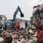 Sejumlah warga berburu besi bekas dari puing-puing bangunan yang dibongkar di bantaran Kali Apuran, RT 008/RW 012, Kelurahan Kapuk, Kecamatan Cengkareng, Jakarta Barat