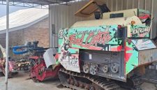 Combine Harvester (Combet) bantuan pertanian yang menjadi objek klarifikasi LBH Adhibrata terkait pengelolaan dan status penggunaannya oleh Kelompok Tani Bina Karya di Kabupaten Way Kanan.