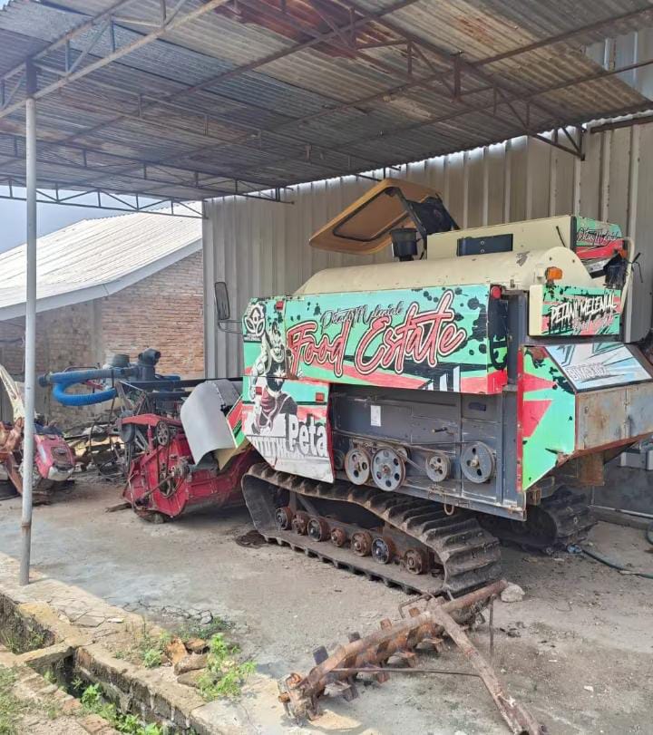Combine Harvester (Combet) bantuan pertanian yang menjadi objek klarifikasi LBH Adhibrata terkait pengelolaan dan status penggunaannya oleh Kelompok Tani Bina Karya di Kabupaten Way Kanan.