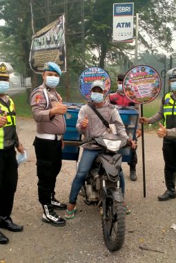 Polres Dharmasraya Bagikan Ratusan Masker di Tengah Kabut Asap