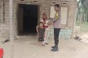 Bhabinkamtibmas Nagari Sipangkur, Bripka Afri Arianto, menyalurkan zakat bulanan kepada Aci Susilawati, warga Jorong Sipangkur I, Nagari Sipangkur, Kecamatan Tiumang, Kabupaten Dharmasraya, Selasa (13/10/2026). (Dok. Polres Dharmasraya)