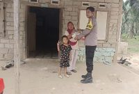 Bhabinkamtibmas Nagari Sipangkur, Bripka Afri Arianto, menyalurkan zakat bulanan kepada Aci Susilawati, warga Jorong Sipangkur I, Nagari Sipangkur, Kecamatan Tiumang, Kabupaten Dharmasraya, Selasa (13/10/2026). (Dok. Polres Dharmasraya)