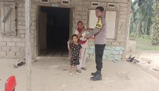 Bhabinkamtibmas Nagari Sipangkur, Bripka Afri Arianto, menyalurkan zakat bulanan kepada Aci Susilawati, warga Jorong Sipangkur I, Nagari Sipangkur, Kecamatan Tiumang, Kabupaten Dharmasraya, Selasa (13/10/2026). (Dok. Polres Dharmasraya)