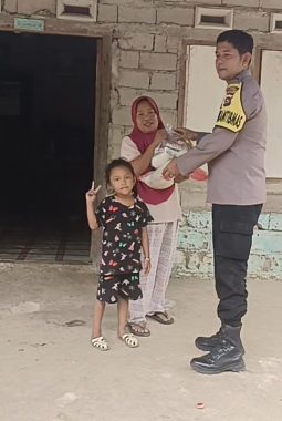 Polres Dharmasraya Salurkan Zakat Bulanan kepada Warga Sipangkur