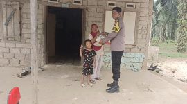 Bhabinkamtibmas Nagari Sipangkur, Bripka Afri Arianto, menyalurkan zakat bulanan kepada Aci Susilawati, warga Jorong Sipangkur I, Nagari Sipangkur, Kecamatan Tiumang, Kabupaten Dharmasraya, Selasa (13/10/2026). (Dok. Polres Dharmasraya)