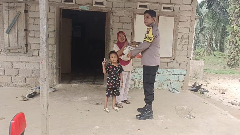 Bhabinkamtibmas Nagari Sipangkur, Bripka Afri Arianto, menyalurkan zakat bulanan kepada Aci Susilawati, warga Jorong Sipangkur I, Nagari Sipangkur, Kecamatan Tiumang, Kabupaten Dharmasraya, Selasa (13/10/2026). (Dok. Polres Dharmasraya)