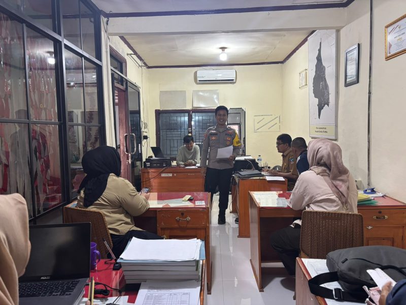 Polres Dharmasraya melalui Bhabinkamtibmas mengajak perangkat Nagari Sungai Rumbai, Kecamatan Sungai Rumbai, Kabupaten Dharmasraya, Sumatera Barat, untuk meningkatkan sosialisasi bahaya penyalahgunaan narkoba kepada masyarakat.