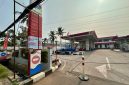 Salah satu stasiun pengisian bahan bakar umum (SPBU) di Jalan Aria Putra, Tangerang, dilaporkan tutup sementara sejak Rabu (14/10/2026) sekitar pukul 09.00 WIB. Penutupan tersebut diduga berkaitan dengan keterlambatan pasokan bahan bakar minyak (BBM), sehingga pengguna kendaraan kesulitan mendapatkan bahan bakar.