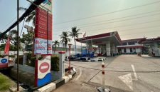 Salah satu stasiun pengisian bahan bakar umum (SPBU) di Jalan Aria Putra, Tangerang, dilaporkan tutup sementara sejak Rabu (14/10/2026) sekitar pukul 09.00 WIB. Penutupan tersebut diduga berkaitan dengan keterlambatan pasokan bahan bakar minyak (BBM), sehingga pengguna kendaraan kesulitan mendapatkan bahan bakar.