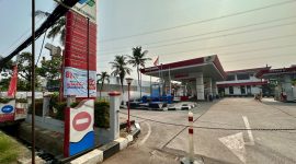 Salah satu stasiun pengisian bahan bakar umum (SPBU) di Jalan Aria Putra, Tangerang, dilaporkan tutup sementara sejak Rabu (14/10/2026) sekitar pukul 09.00 WIB. Penutupan tersebut diduga berkaitan dengan keterlambatan pasokan bahan bakar minyak (BBM), sehingga pengguna kendaraan kesulitan mendapatkan bahan bakar.