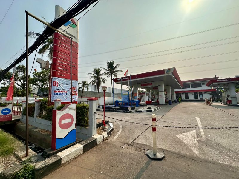 Salah satu stasiun pengisian bahan bakar umum (SPBU) di Jalan Aria Putra, Tangerang, dilaporkan tutup sementara sejak Rabu (14/10/2026) sekitar pukul 09.00 WIB. Penutupan tersebut diduga berkaitan dengan keterlambatan pasokan bahan bakar minyak (BBM), sehingga pengguna kendaraan kesulitan mendapatkan bahan bakar.