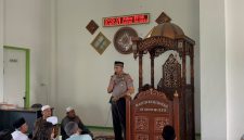 eterangan gambar yang sesuai dengan gaya jurnalistik TikamPost.id:
Keterangan Foto: Kapolres Dharmasraya AKBP Kartyana Widyarso Wardoyo Putro, S.I.K., M.A.P., M.H., bersama jajaran melaksanakan salat Jumat berjamaah dalam kegiatan Jumat Keliling di Masjid Al Hidayah, Tebing Tinggi, Kecamatan Pulau Punjung, Kabupaten Dharmasraya, Jumat (16/10/2026). Kegiatan ini bertujuan mempererat silaturahmi serta meningkatkan sinergi antara Polri dan masyarakat dalam menjaga situasi kamtibmas tetap aman dan kondusif.