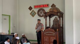 eterangan gambar yang sesuai dengan gaya jurnalistik TikamPost.id:
Keterangan Foto: Kapolres Dharmasraya AKBP Kartyana Widyarso Wardoyo Putro, S.I.K., M.A.P., M.H., bersama jajaran melaksanakan salat Jumat berjamaah dalam kegiatan Jumat Keliling di Masjid Al Hidayah, Tebing Tinggi, Kecamatan Pulau Punjung, Kabupaten Dharmasraya, Jumat (16/10/2026). Kegiatan ini bertujuan mempererat silaturahmi serta meningkatkan sinergi antara Polri dan masyarakat dalam menjaga situasi kamtibmas tetap aman dan kondusif.