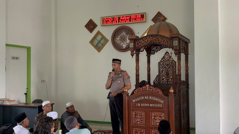 eterangan gambar yang sesuai dengan gaya jurnalistik TikamPost.id:
Keterangan Foto: Kapolres Dharmasraya AKBP Kartyana Widyarso Wardoyo Putro, S.I.K., M.A.P., M.H., bersama jajaran melaksanakan salat Jumat berjamaah dalam kegiatan Jumat Keliling di Masjid Al Hidayah, Tebing Tinggi, Kecamatan Pulau Punjung, Kabupaten Dharmasraya, Jumat (16/10/2026). Kegiatan ini bertujuan mempererat silaturahmi serta meningkatkan sinergi antara Polri dan masyarakat dalam menjaga situasi kamtibmas tetap aman dan kondusif.