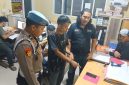 Personel Satresnarkoba Polres Dharmasraya mengamankan seorang pria yang disebut masuk dalam Daftar Pencarian Orang (DPO) terkait kasus peredaran narkotika di Jorong Taratak, Nagari Siguntur, Kecamatan Sitiung, Kabupaten Dharmasraya, Sumatera Barat, Jumat (16/10/2026). Dalam penangkapan tersebut, polisi menyatakan menemukan satu paket kecil yang diduga berisi sabu setelah melakukan penyisiran di sungai. (Foto: Dokumentasi Kepolisian/TIKAMPOST.ID)